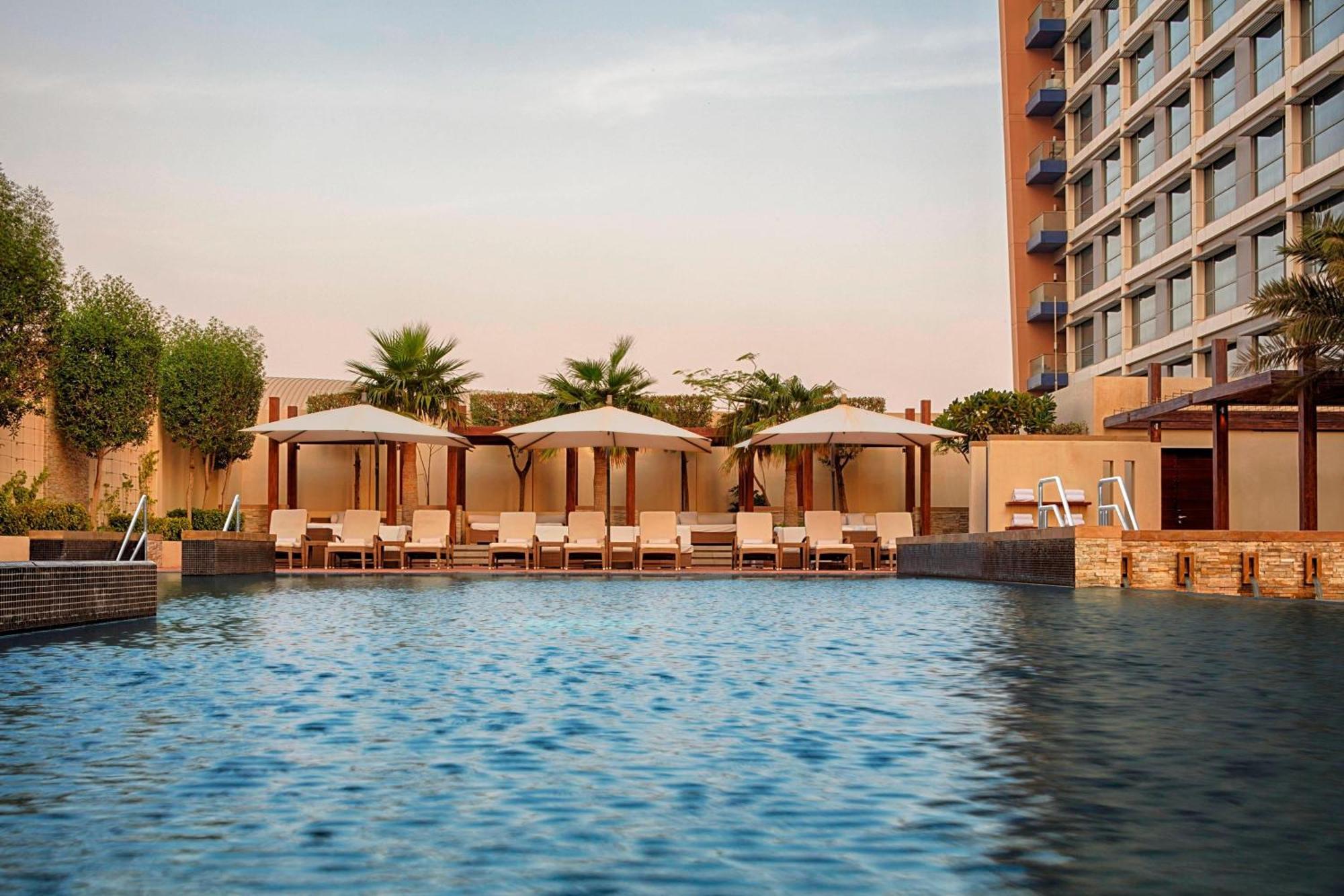 The Westin City Centre Bahrain Al Manamah Esterno foto The swimming pool at the hotel